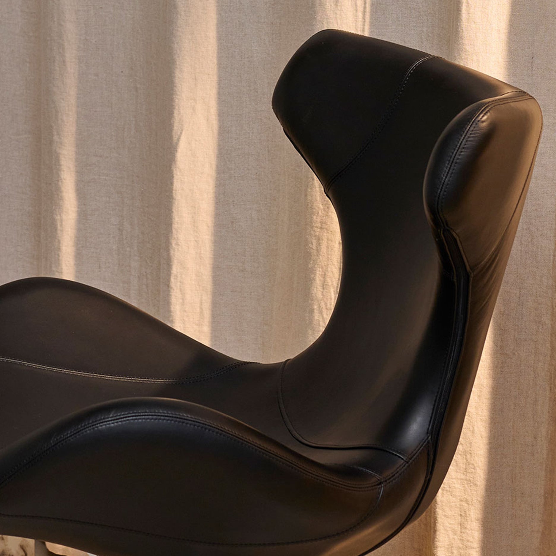 Kato loungestol læder m. sort drejesokkel